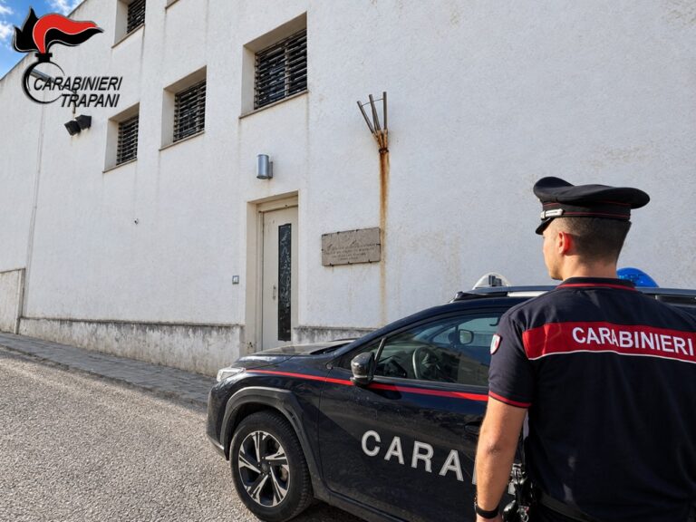 Alcamo, Carabinieri, Trapani, estorsione, rapina aggravata, Favignana, Polizia penitenziaria, cronaca Sicilia