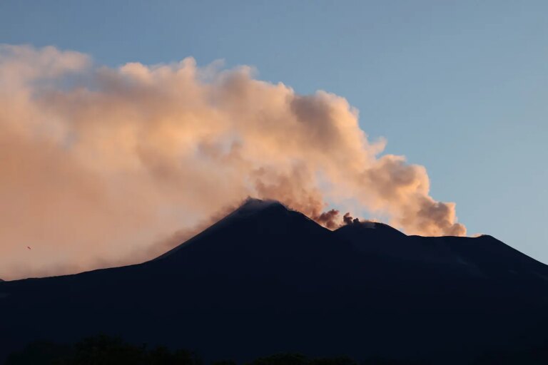 Emissione di cenere vulcanica dall’Etna, allerta rossa per l’aviazione