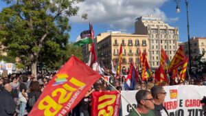 A Palermo manifestanti in corteo contro guerra e carovita: “Blocchiamo tutto” / Video